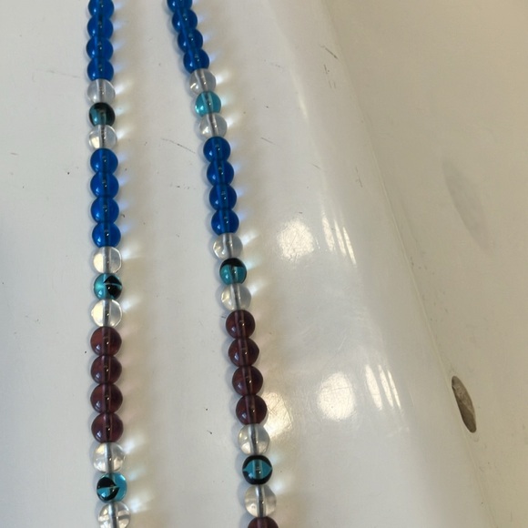 Glass beads with color swirls inside help make up this 20” Necklace. - Picture 4 of 6